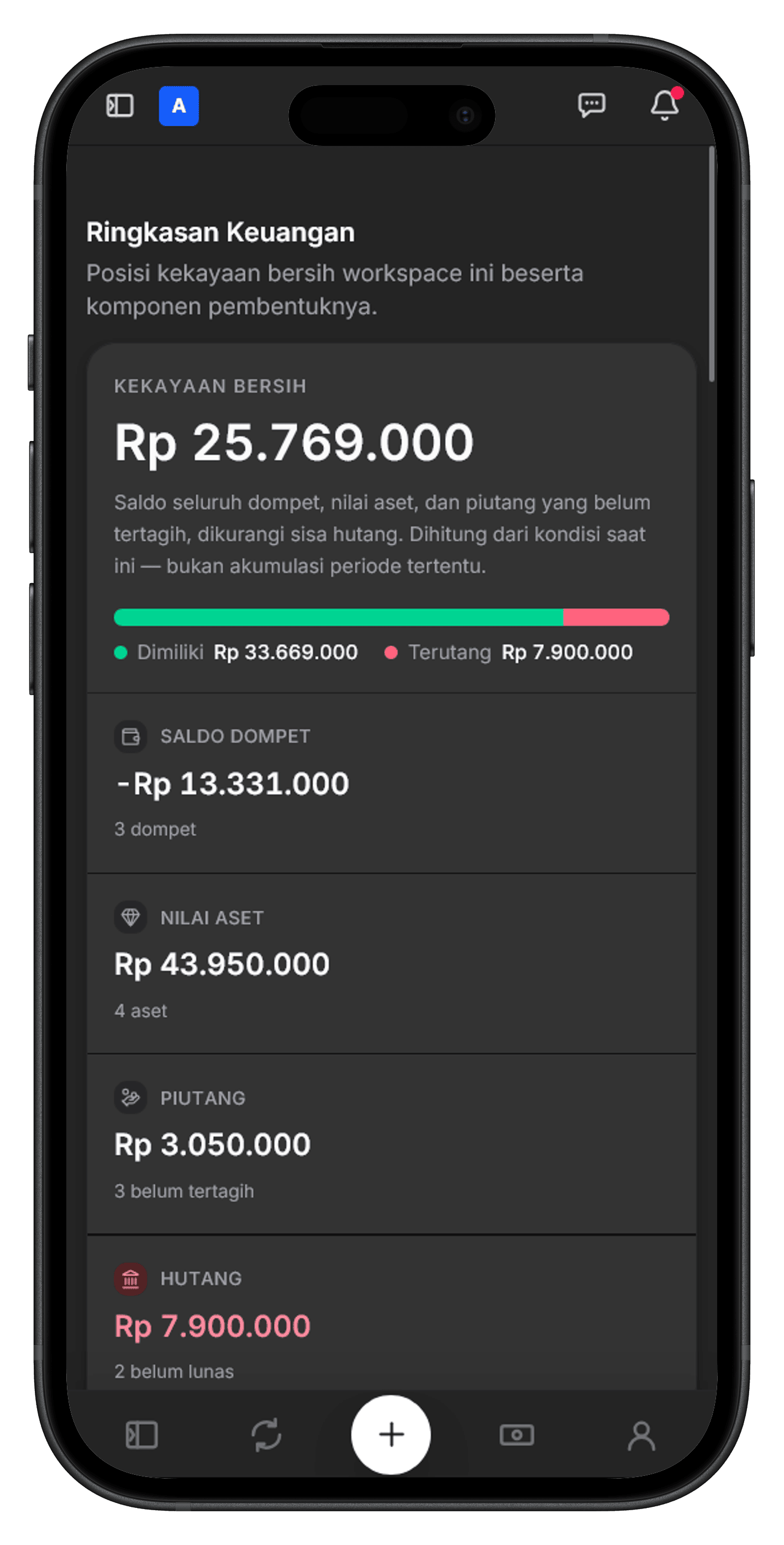 Aplikasi web yang sama dibuka dari browser HP: ringkasan kekayaan bersih tersusun satu kolom dengan navigasi di bar bawah